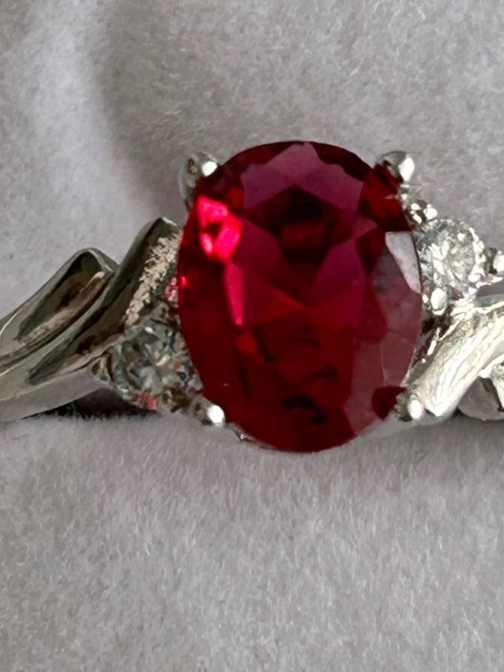 VIBRANT OVAL CUT RED CENTER STONE SILVERTONE RING 7 1/2